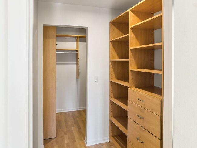 Building Photo - 3320 Lakewood Ct