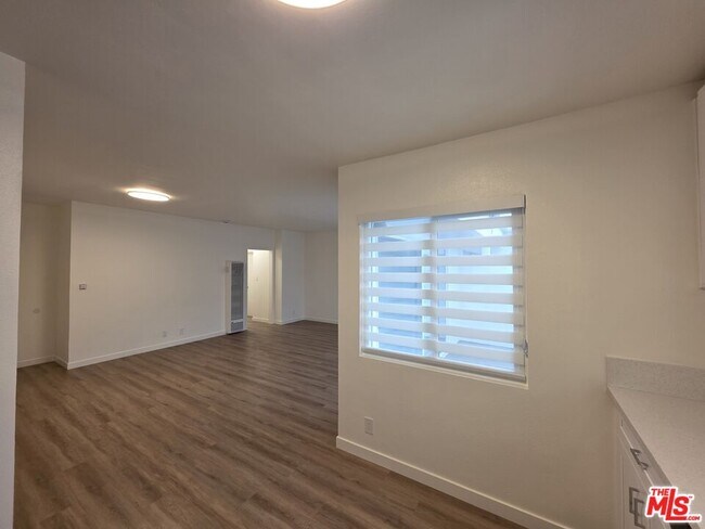 Building Photo - 827 9th St