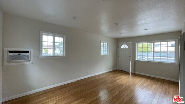 Building Photo - 4112 Ocean View Blvd