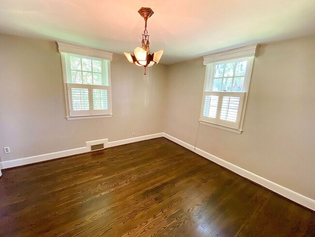 Building Photo - Stunning 4 Bed/3.5 Bath Historic Home - Be...