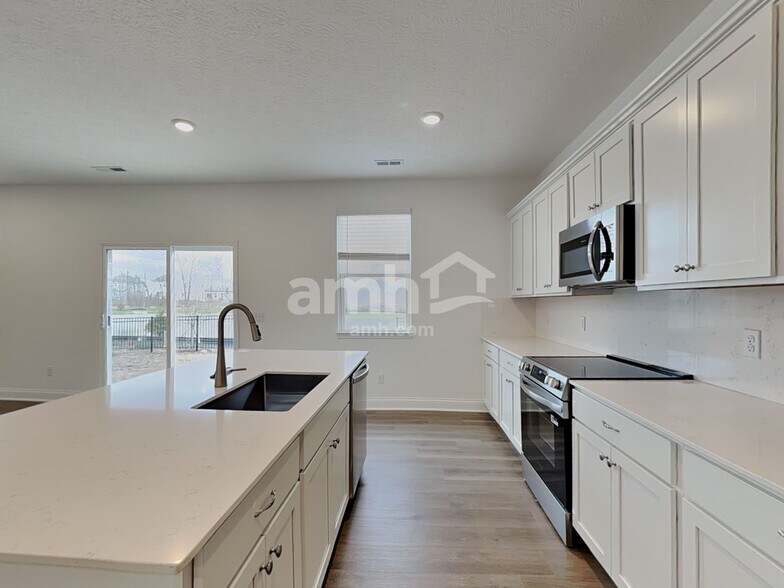 Building Photo - 890 Heritage Blvd