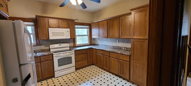Building Photo - Now leasing for MAY 2026! Check out our 4 bedroom/3 bath house in Cedar Falls!
