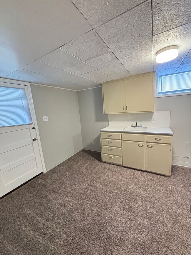Building Photo - August Rent Free! 5 Bed 2 Bath Single Fami...