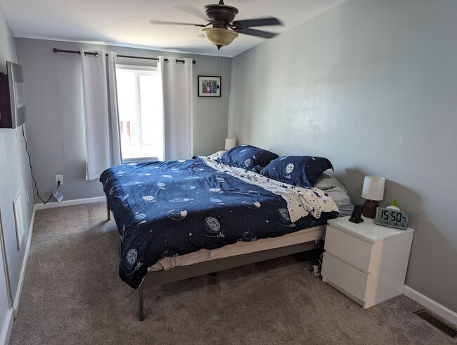 Building Photo - 4 Bedroom!  Guest suite! Parking! Pets Wel...