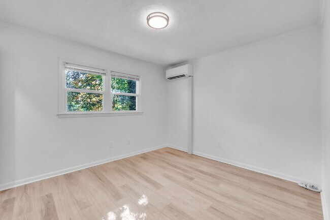 Building Photo - Updated 2-Bedroom 1-Bathroom Duplex in Spa...