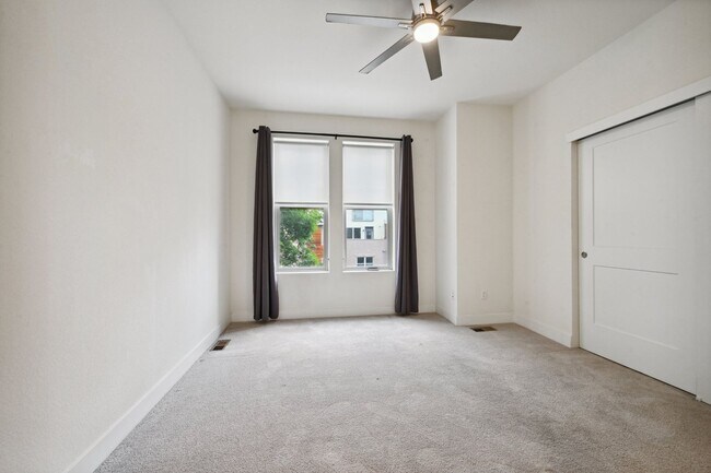 Building Photo - Great Townhome, Perfect Location! License #2023-BFN-0071747