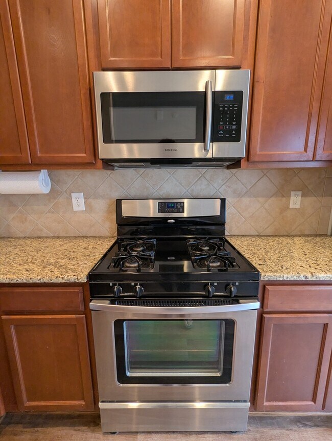 Building Photo - Charming 3-Story Townhome in Shiloh Grove