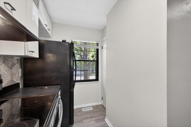 Building Photo - 599 E Graham Pl