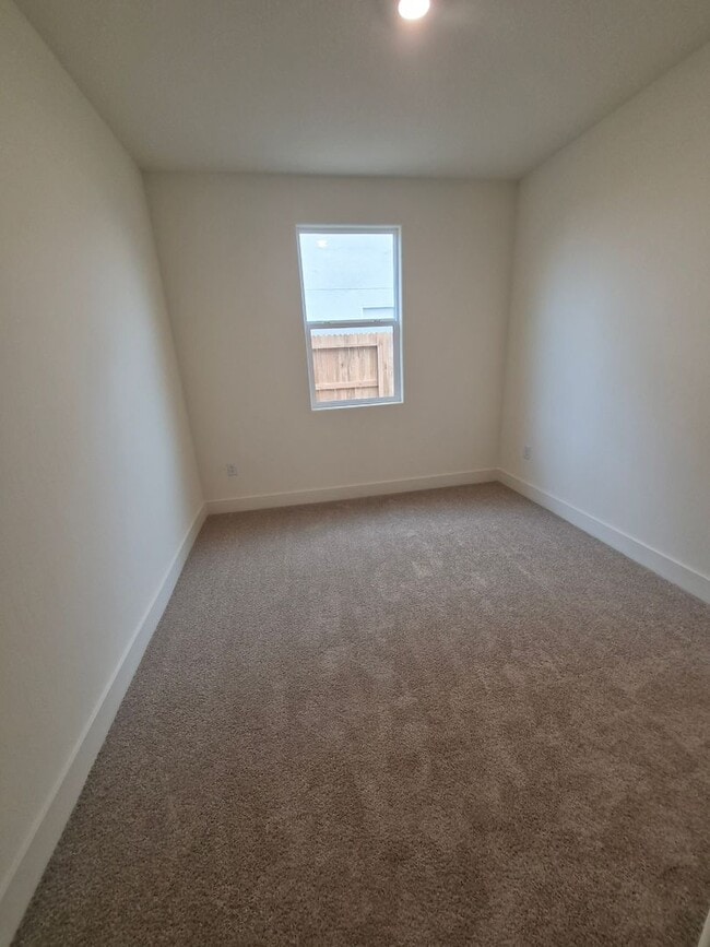 Building Photo - Large 4-Bedroom, 3-Bath Home