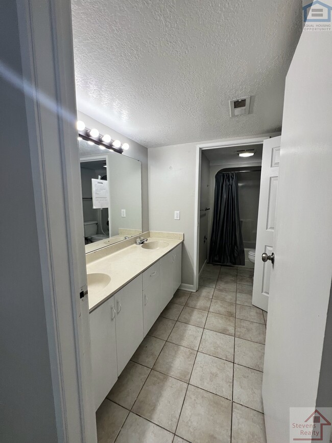 Building Photo - 915 S Seminole Dr