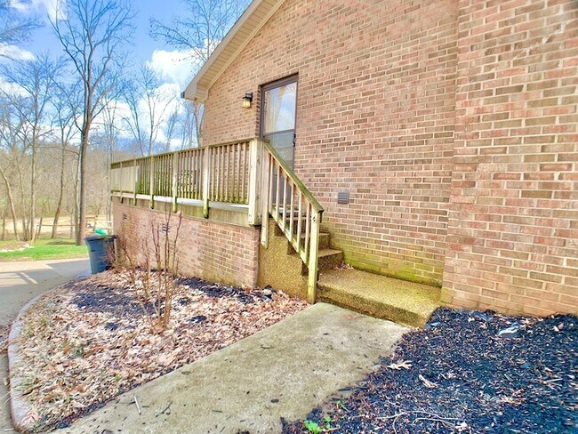 Building Photo - 423 Rivermont Dr