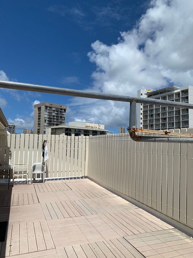 Building Photo - Fully Furnished. Updated. Waikiki (No parking)