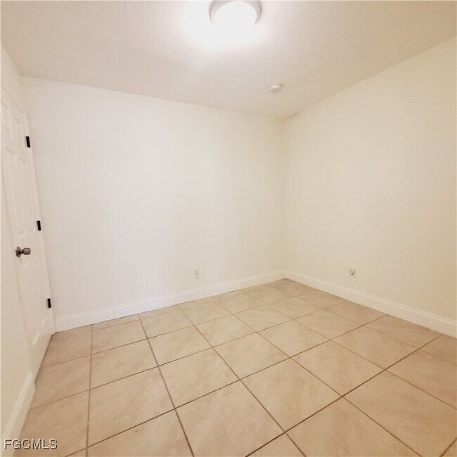 Building Photo - 777 Bedford Dr