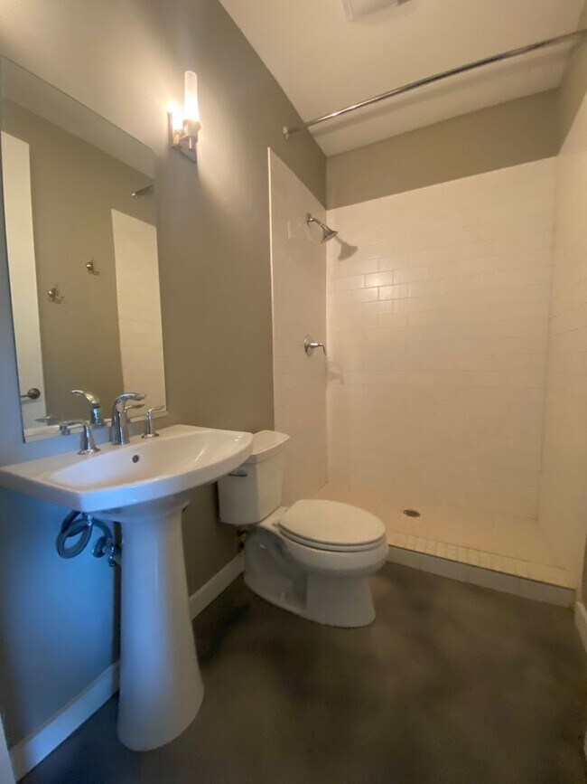 Building Photo - Live in the Heart of the Pearl District – ...