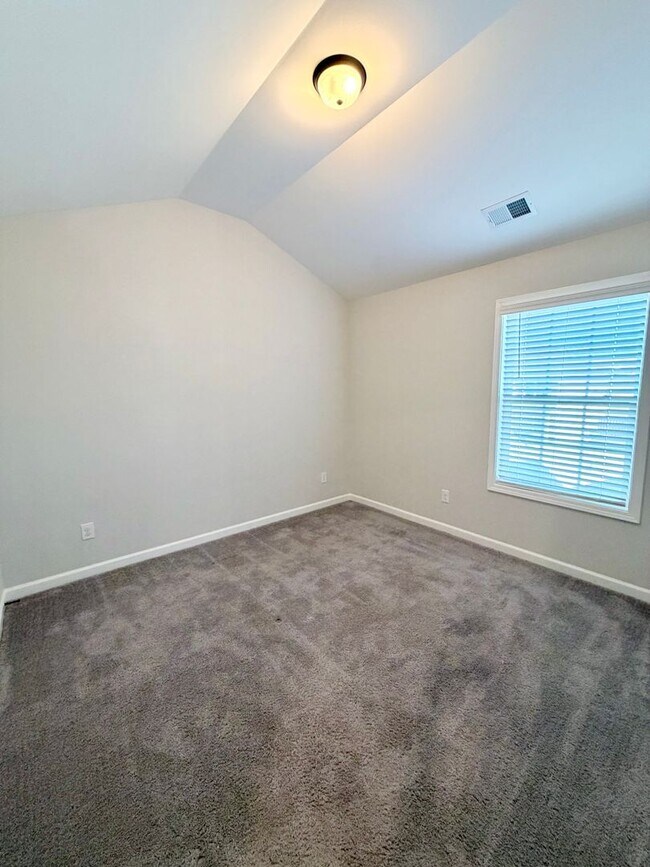 Building Photo - 215 Shoshone Cir