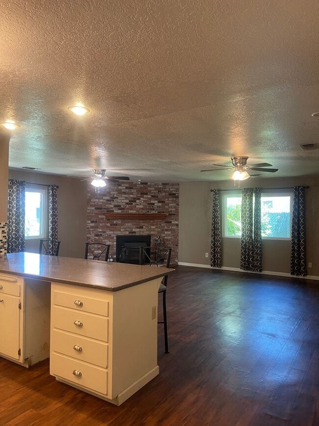 Building Photo - LARGE 4 BEDROOM 2 BATHROOM HOME IN THE PEPPERTREE SUBDIVISION