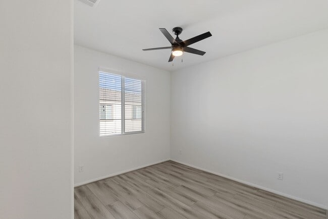 Building Photo - LIKE NEW 3 BEDROOM TOWNHOME