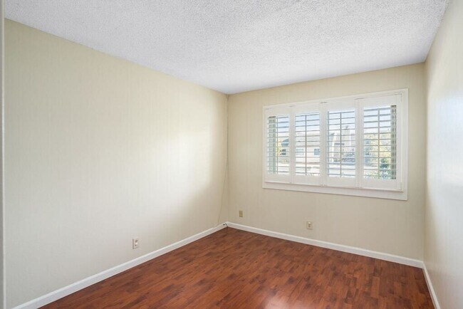 Building Photo - 1130 Fontana Dr