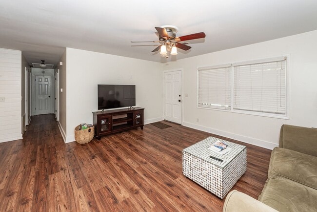 Building Photo - 3 Bedroom 2 Bath Home in West Ashley Plant...