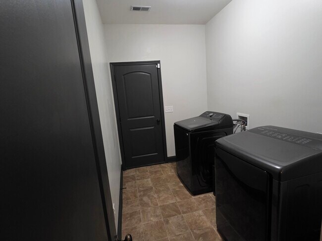 Building Photo - 2645 Old Field Rd