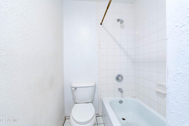 Building Photo - 11516 Meadowbrook Dr