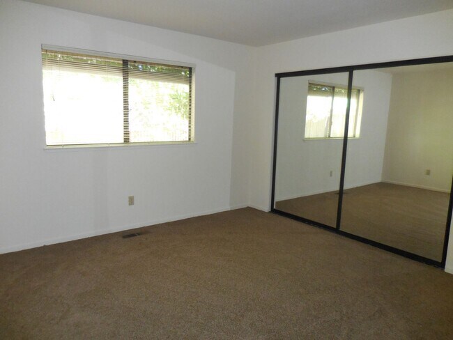Building Photo - Spacious 2-Bedroom, 2-Bath Single-Story Du...