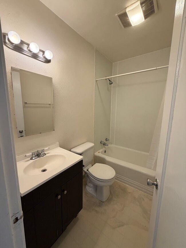 Building Photo - Adorable House with Large Yard, 1.2 Miles from Oregon Tech and Sky Lakes Medical Center!