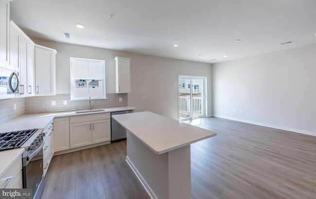 Building Photo - 715 Platinum Dr