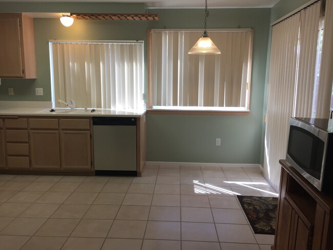 Building Photo - 3 Bedroom, 1.5 Bath Tierrasanta Townhome i...