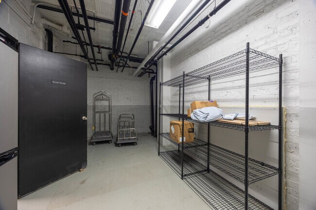 Building Photo - 1140 N La Salle Dr