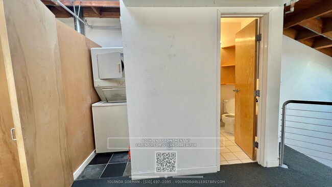 Building Photo - Lovely loft in Emeryville walking distance...