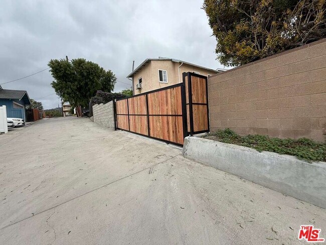 Building Photo - 1153 W 2nd St