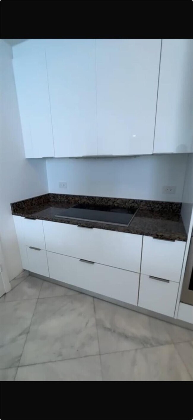 Building Photo - 16001 Collins Ave