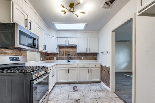 Building Photo - 827 Ware Blvd