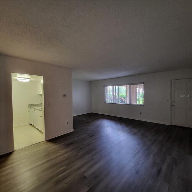 Building Photo - 2525 W Bay Dr