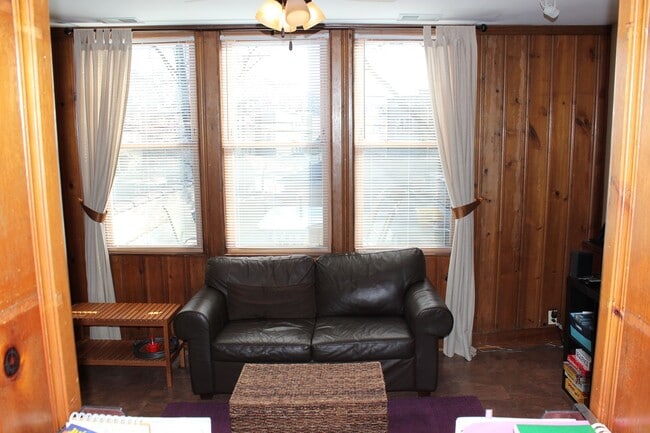 Building Photo - 4243 N Lincoln Ave