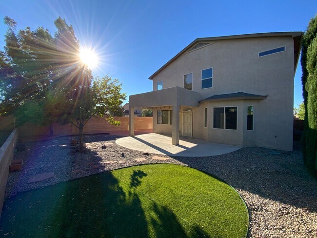 Building Photo - 4 Bedroom Home Available Near Golf Course ...