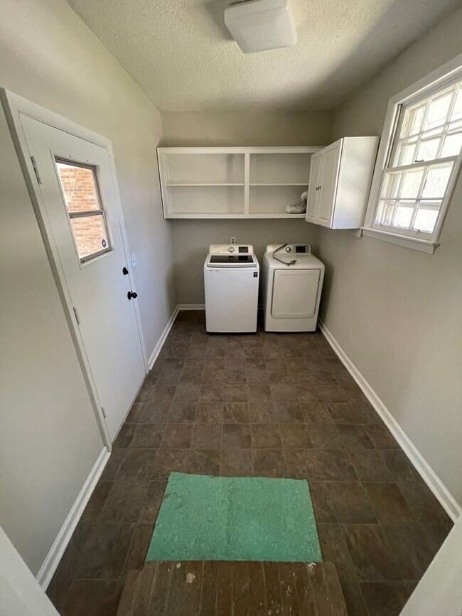 Building Photo - 3 bed/2 bath home in Martinez w/huge backy...