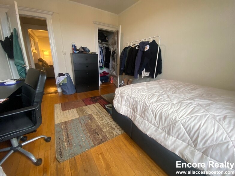 Building Photo - 448 Park Dr