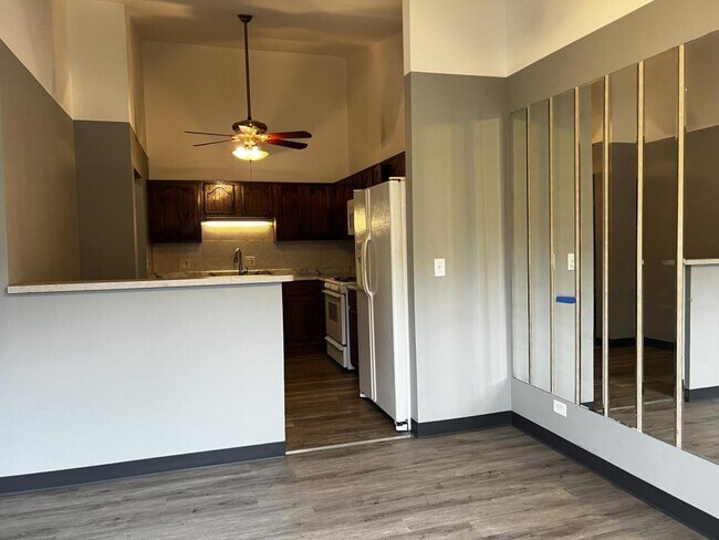 Building Photo - 5623 Santa Barbara Dr