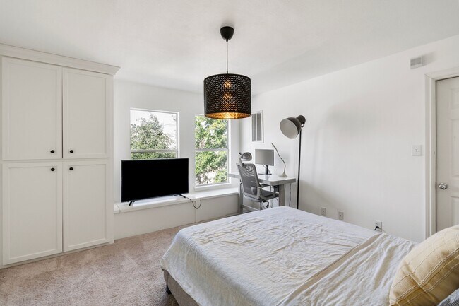 Building Photo - 1425 W 26th St