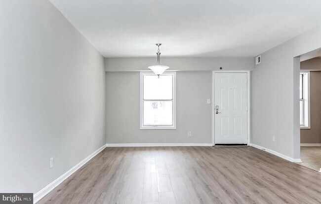 Building Photo - 3179 Summit Square Dr