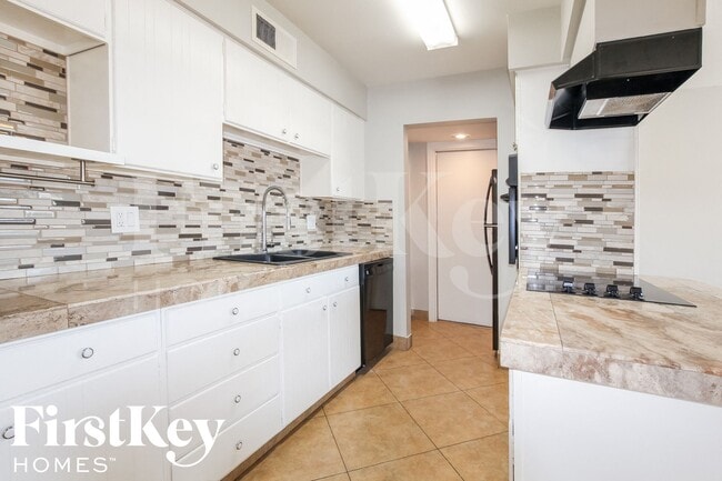 Building Photo - 2324 E Paradise Dr