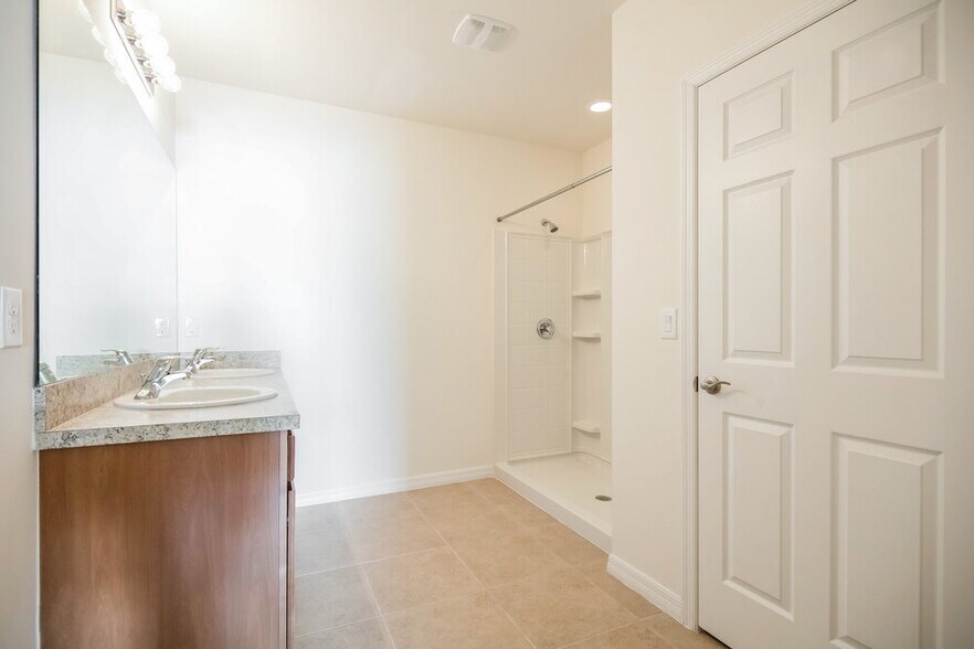 Building Photo - 218 SE 8th St