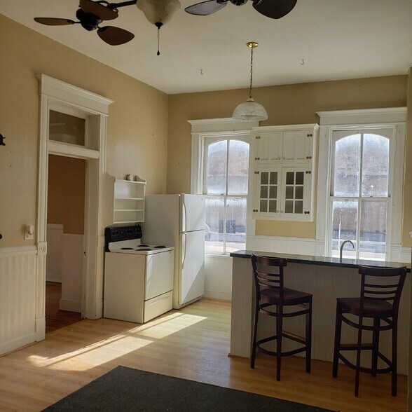 Building Photo - 208 N Main St