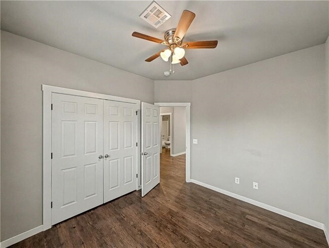 Building Photo - 862 Oakwood Ln