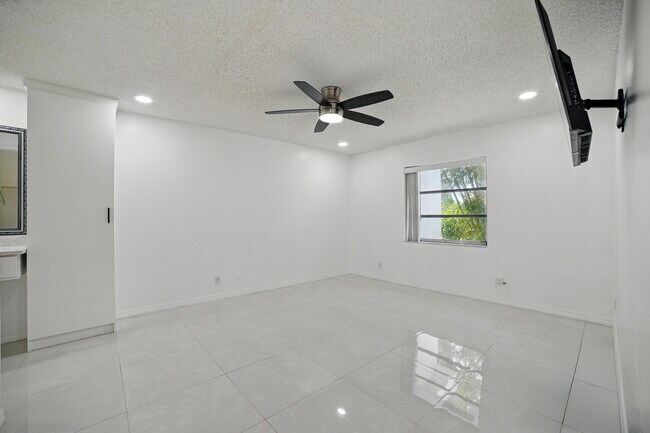Building Photo - 5242 Privet Pl