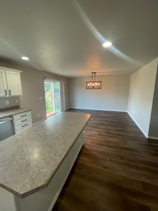 Building Photo - Beautiful Open Concept 4 Bedroom 2.5 Bath Home with Fenced Yard  in Gated Community