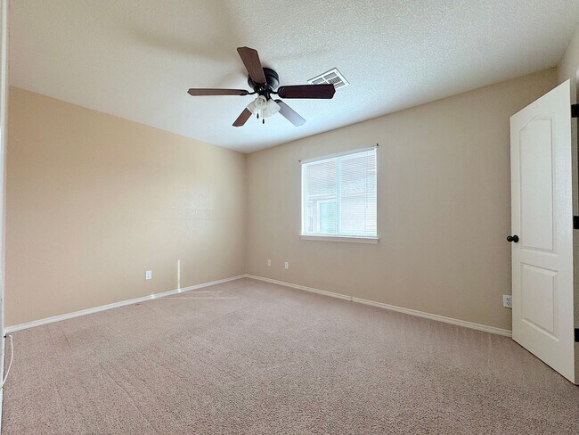 Building Photo - Sandstone Ranch Estates 4Bed/2.5bath Refrig A/C!