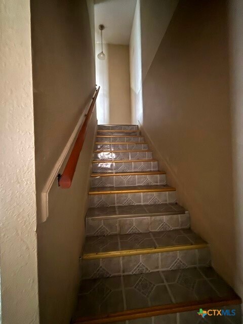 Building Photo - 1813 Cedarhill Dr